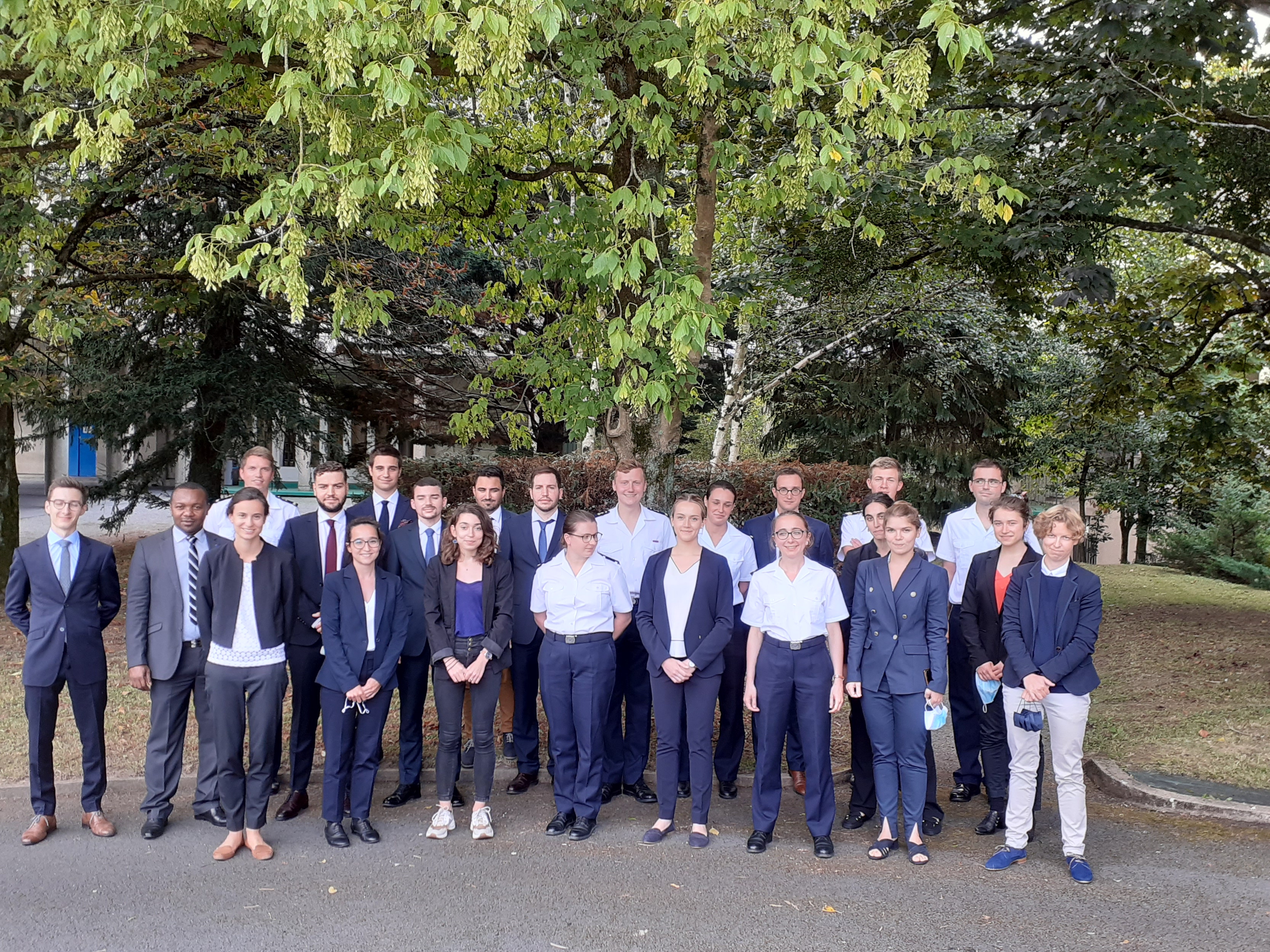 le groupe des élèves dans le parc de l'Ecole